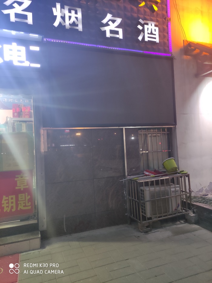 戶外全彩屏特點(diǎn) 單元顯示模塊采用三合—標(biāo)貼封裝，亮度高且可智能調(diào)節(jié)，面積不受空間限制可顯示文字、圖表、圖像、動(dòng)畫、視頻等多種形式，信息容量大; 同步播放、異步播放、集群播放均可實(shí)現(xiàn)，操作方便靈活，畫面清晰穩(wěn)定攝像頭、有線、3G、WIFI技術(shù)、云播控、全網(wǎng)絡(luò)接入等成熟的多選配套方案。 可實(shí)現(xiàn)電源、系統(tǒng)雙備份，如一路信號(hào)出現(xiàn)故障，可自動(dòng)切換，保證顯示屏正常工作。